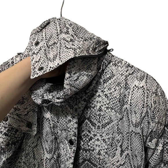 Varley Highland Puff Jacket Contrast Snake Women’s hooded puffer coat size small - Picture 7 of 13